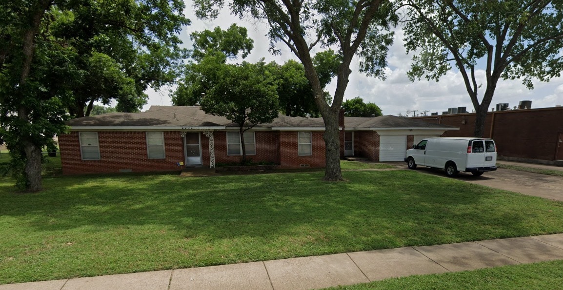 2202 W Park Row Dr, Pantego, TX for sale Primary Photo- Image 1 of 3