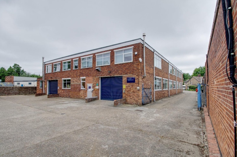 3-5 Holmethorpe Av, Redhill for lease Primary Photo- Image 1 of 6