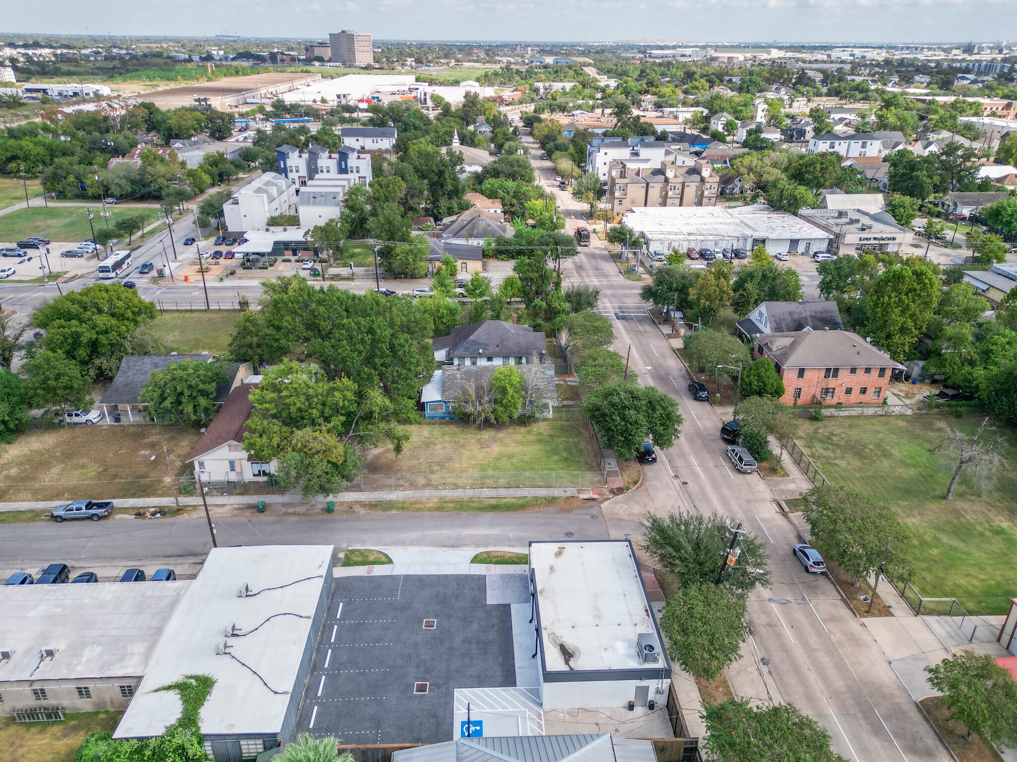 19 N York St, Houston, TX for lease Building Photo- Image 1 of 23