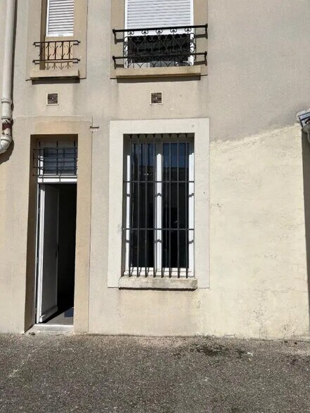 9 Rue Pierre Et Marie Curie, Ivry-sur-Seine à louer - Photo du bâtiment - Image 2 de 9