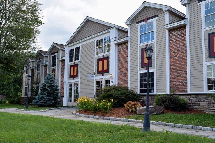 92 N Summit St, Southington, CT à louer - Photo du bâtiment - Image 2 de 11