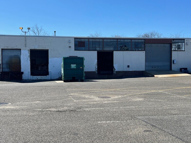 85 Schmitt Blvd, Farmingdale, NY for lease - Building Photo - Image 2 of 9