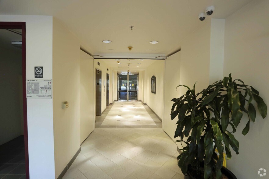 12660 Riverside Dr, Valley Village, CA à louer - Hall d’entrée - Image 3 de 28