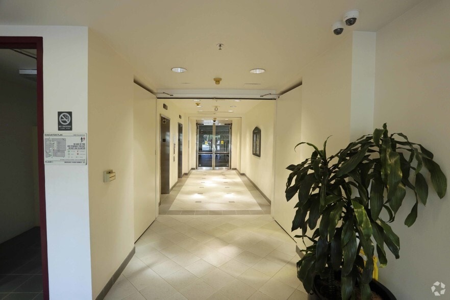 12660 Riverside Dr, Valley Village, CA for lease - Lobby - Image 3 of 28