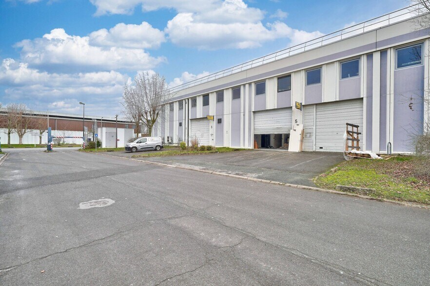 4 Allée Du Cantal, Lisses à louer - Photo du bâtiment - Image 2 de 11