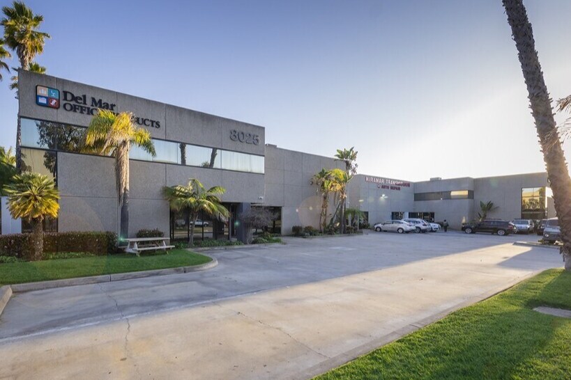 8015 Silverton Ave, San Diego, CA à louer - Photo du bâtiment - Image 2 de 7