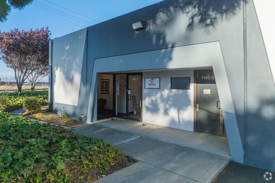 1190-1206 Mountain View Alviso Rd, Sunnyvale, CA à louer - Photo du bâtiment - Image 3 de 8