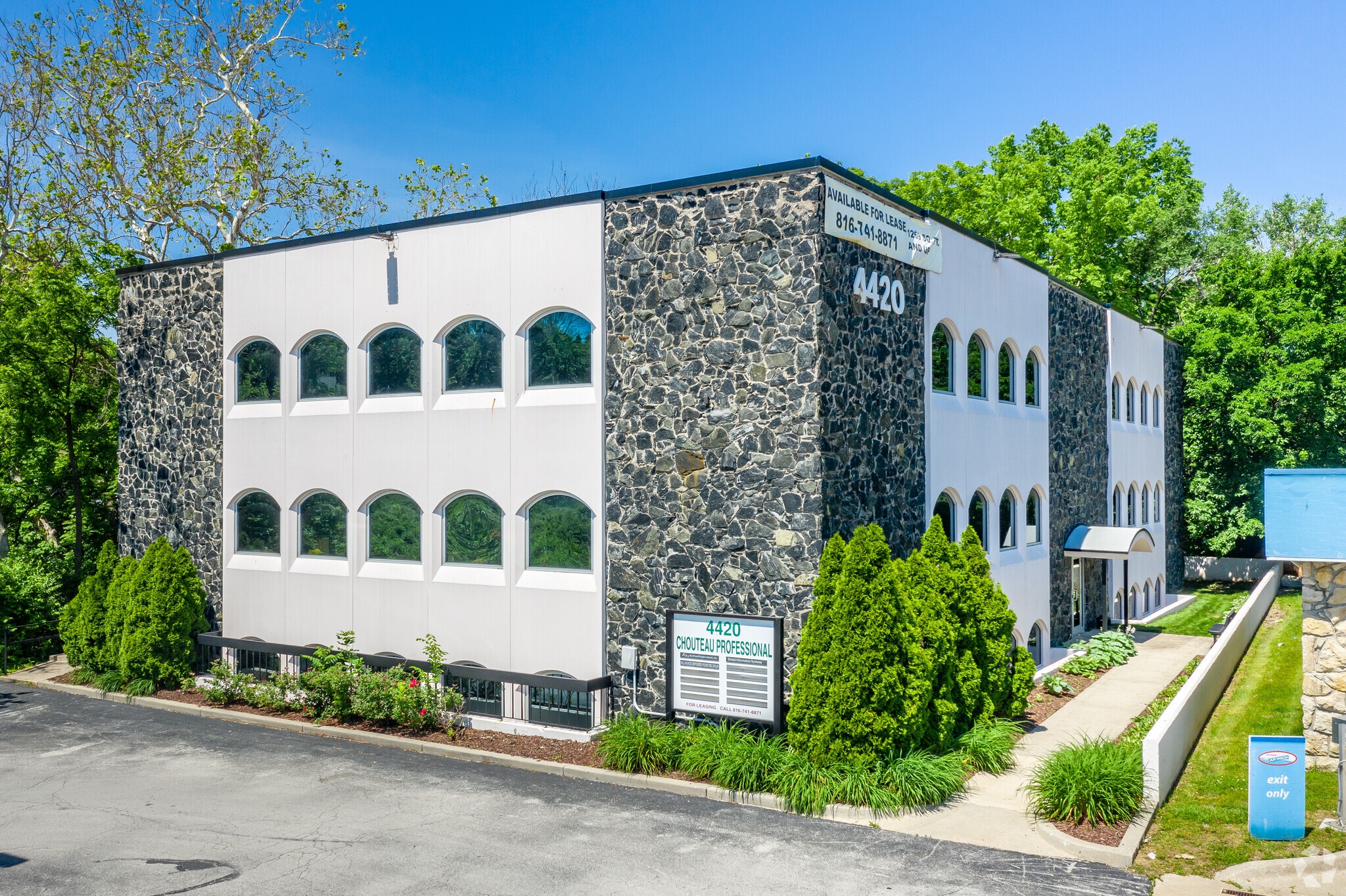 4420 NE Chouteau Tfwy, Kansas City, MO for lease Primary Photo- Image 1 of 11