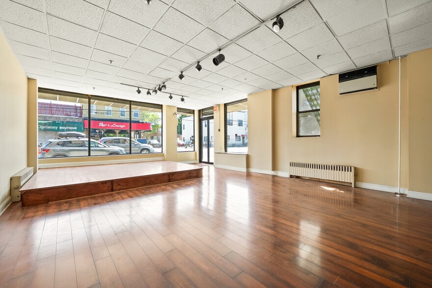 6356 Forest Ave, Ridgewood, NY à louer - Photo du bâtiment - Image 2 de 7