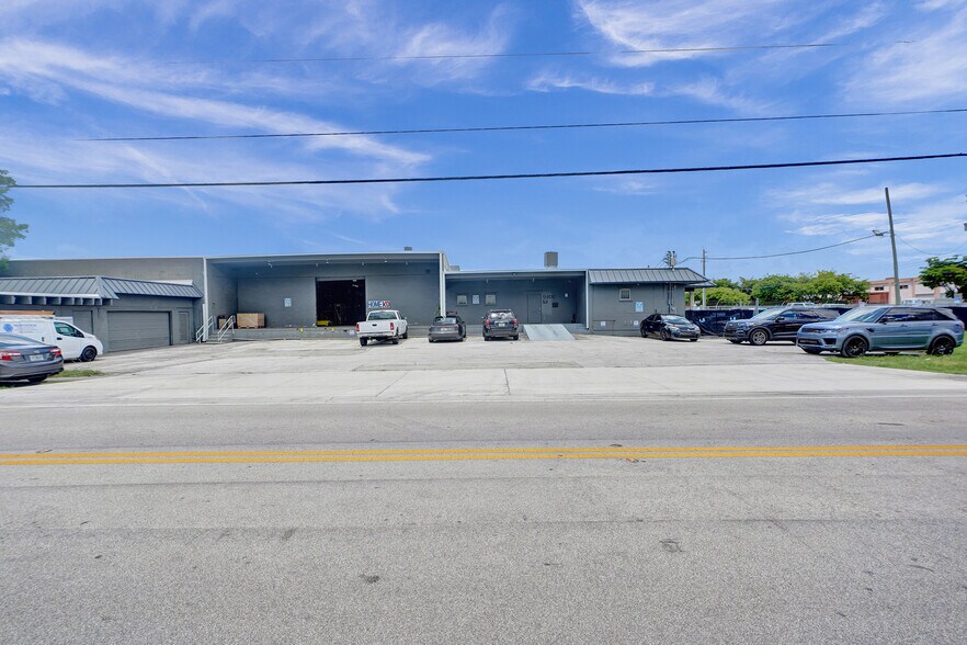 5400 NW 84th Ave, Miami, FL à vendre - Photo du bâtiment - Image 2 de 11