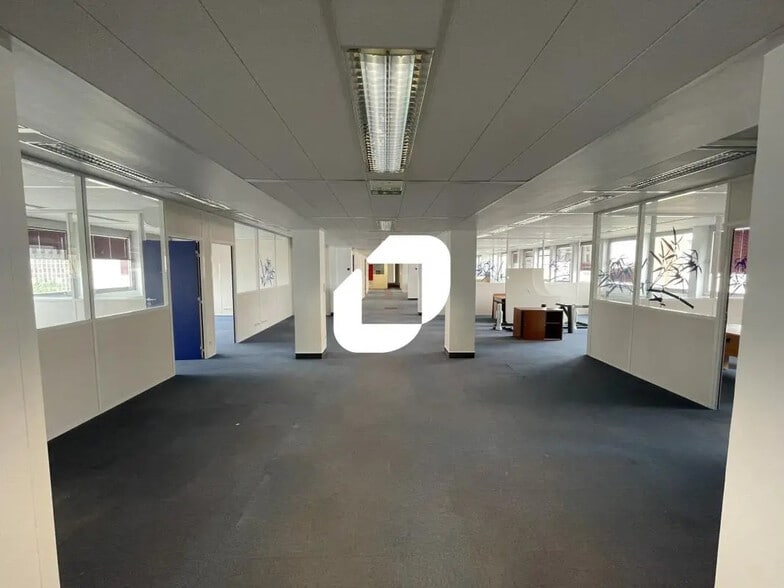 Office in Créteil for lease - Interior Photo - Image 1 of 8