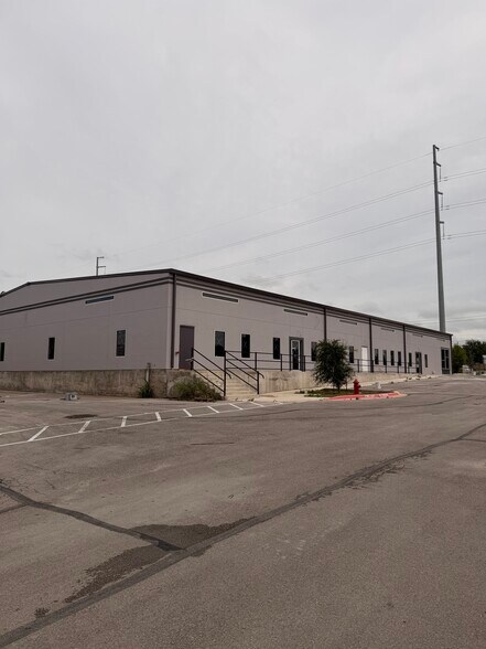 3127 E Howard Ln, Manor, TX à vendre - Photo du bâtiment - Image 2 de 11
