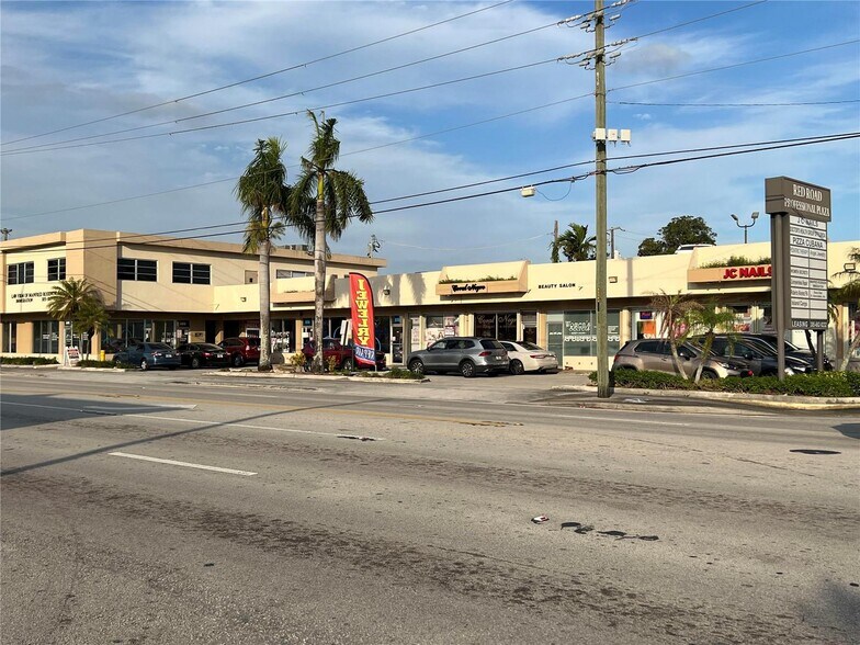 601-625 SW 57th Ave, Miami, FL à louer - Photo du bâtiment - Image 1 de 14