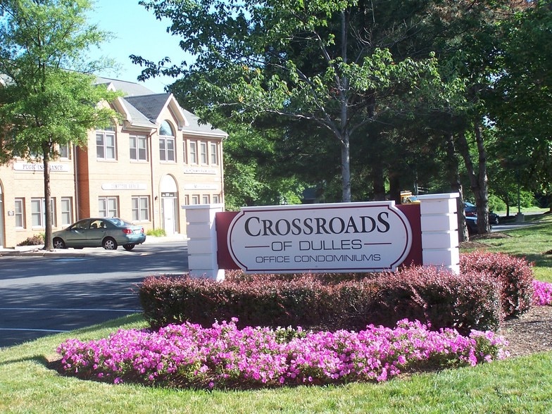 1041 Sterling Rd, Herndon, VA for sale - Building Photo - Image 2 of 8