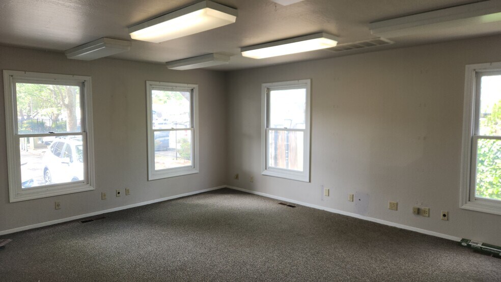4 Williamsburg Ln, Chico, CA à vendre - Photo du bâtiment - Image 3 de 9