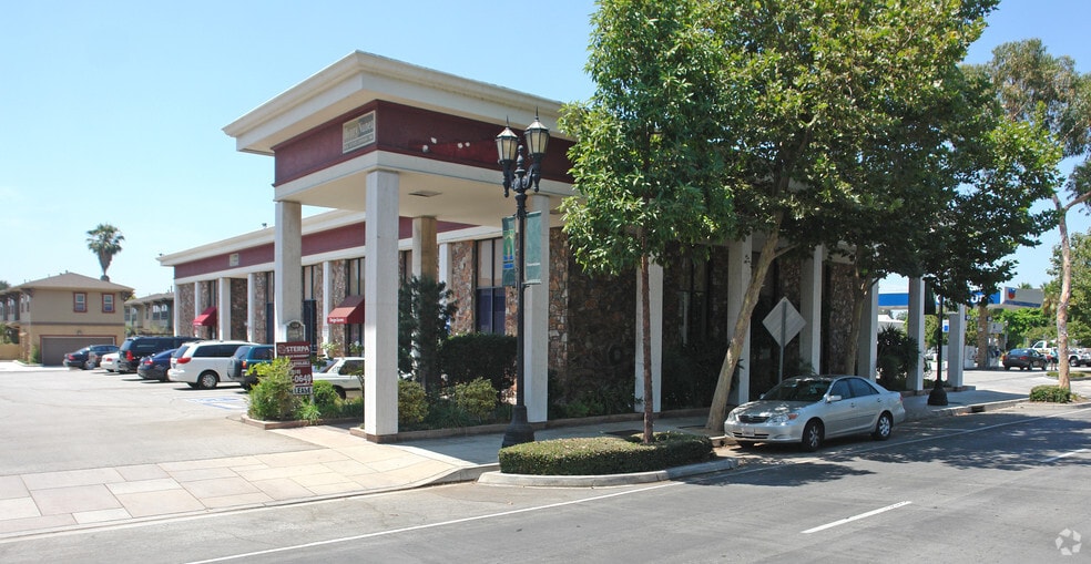 128 E Huntington Dr, Arcadia, CA à vendre - Photo du bâtiment - Image 2 de 3