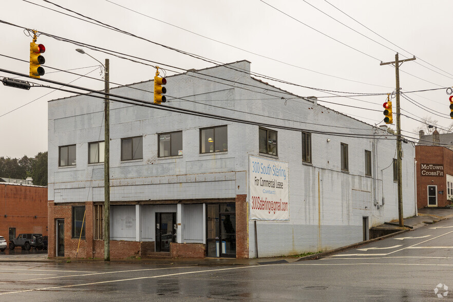 300 S Sterling St, Morganton, NC à louer - Photo principale - Image 1 de 1