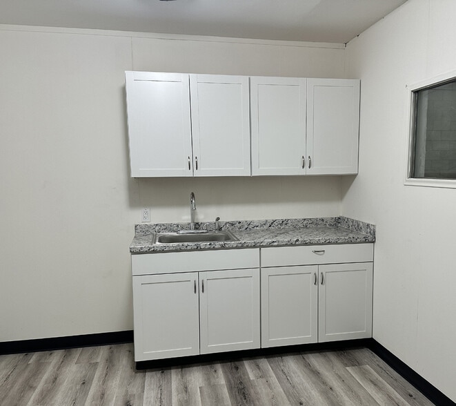 2100 Floyd St, Burbank, CA for lease - Interior Photo - Image 3 of 8