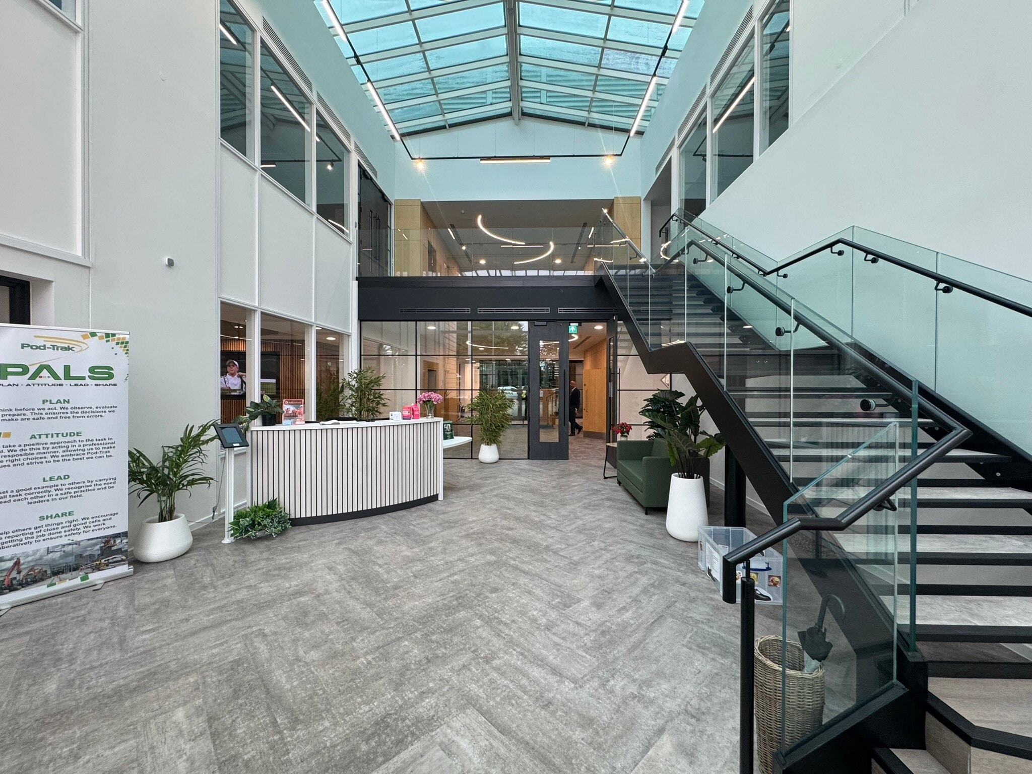 Oxford Rd, Uxbridge for lease Building Photo- Image 1 of 14