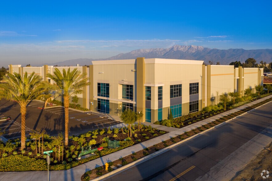 15850 Slover Ave, Fontana, CA à louer - Photo du bâtiment - Image 3 de 12
