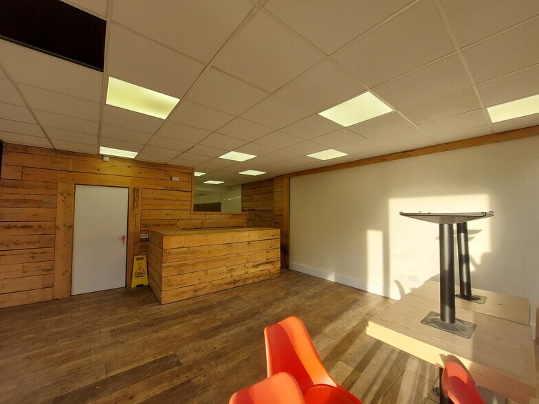 19 Bank St, Irvine à louer - Photo du bâtiment - Image 2 de 9