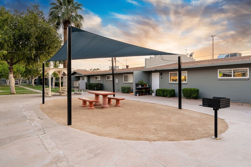 2402 W Devonshire Ave, Phoenix, AZ for sale - Building Photo - Image 2 of 12