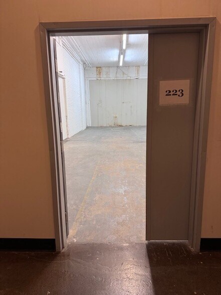 3680-3700 Rue Saint-Patrick, Montréal, QC à louer - Photo du bâtiment - Image 3 de 12