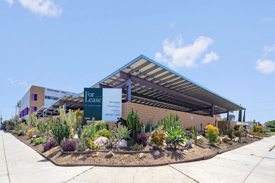 10515 Balboa Blvd, Granada Hills, CA à louer - Photo du bâtiment - Image 3 de 25