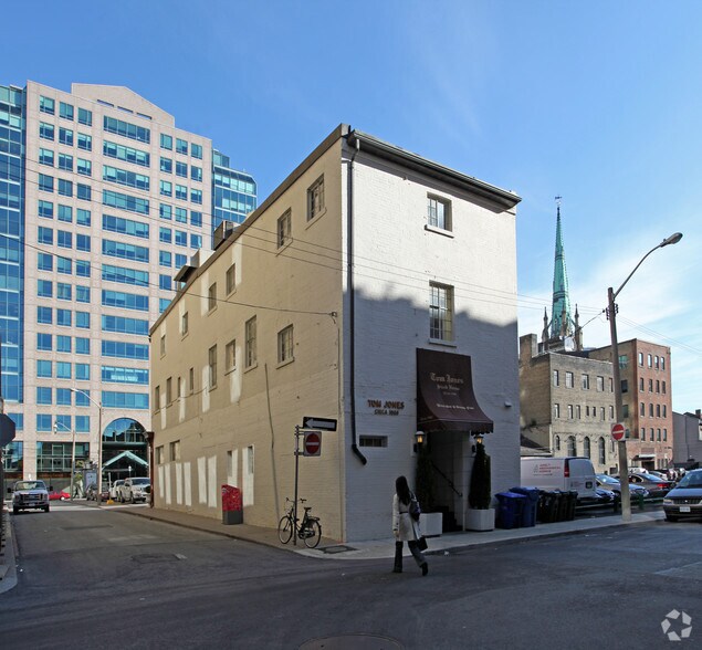 17 Leader Ln, Toronto, ON à vendre - Photo principale - Image 1 de 1