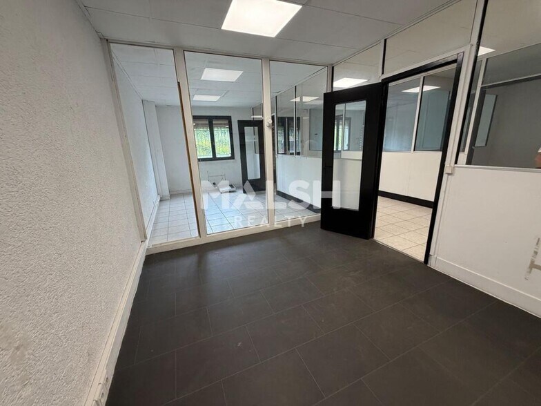 Office in Charvieu-Chavagneux for lease - Interior Photo - Image 2 of 5