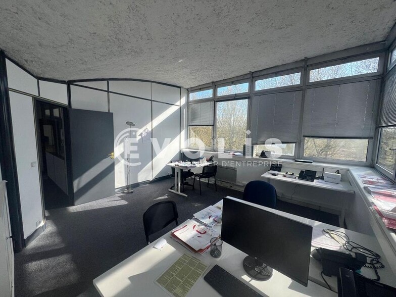 Office in Sucy-en-Brie for lease - Interior Photo - Image 1 of 6