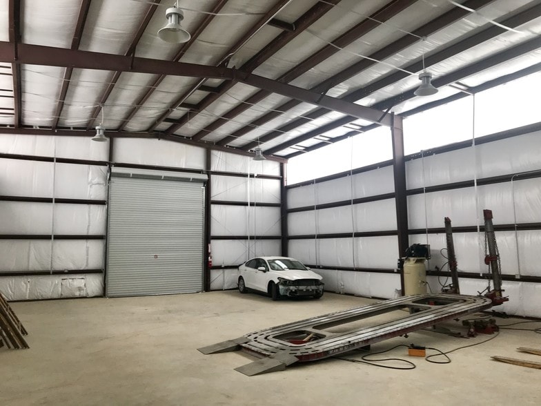 1714 Airport Rd, Conroe, TX for lease - Interior Photo - Image 2 of 9