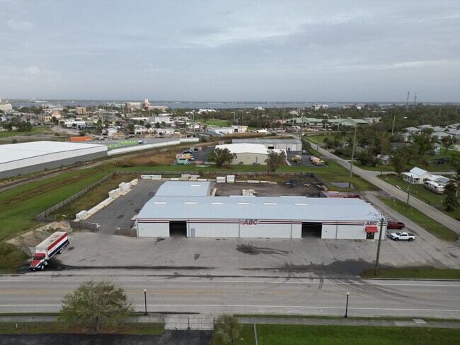 Plus de détails pour 250 Carmalita St, Punta Gorda, FL - Industriel à louer
