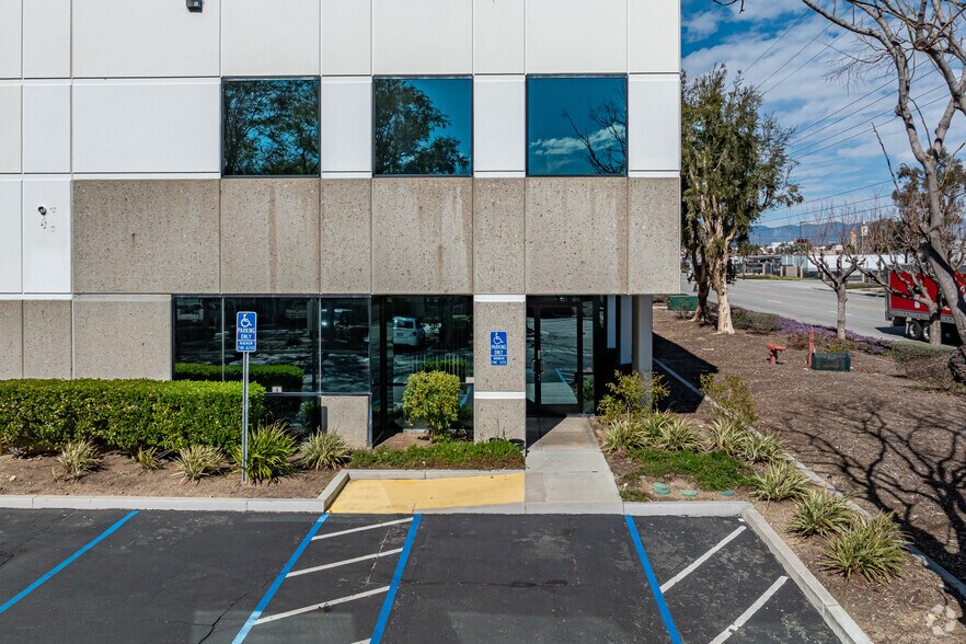 10660 Mulberry Ave, Fontana, CA à louer - Photo du bâtiment - Image 2 de 7