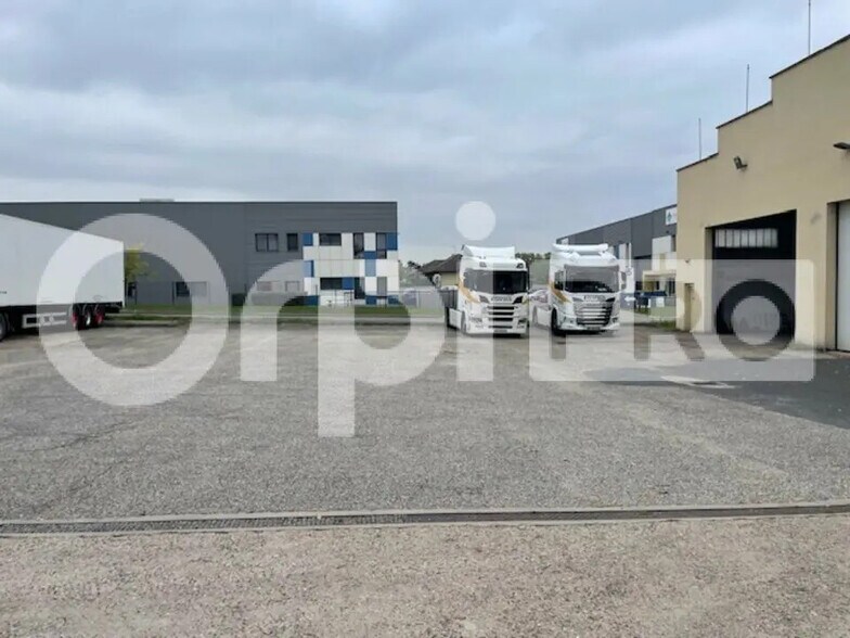 Flex in Lissieu for lease - Building Photo - Image 2 of 10