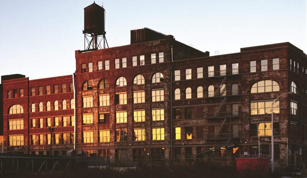 26 Bruckner Blvd, Bronx, NY à louer - Photo du bâtiment - Image 2 de 7