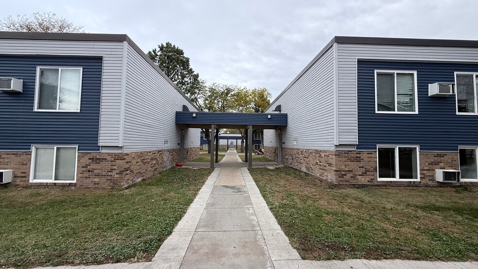 1940-1990 Wisconsin SW, Huron, SD à vendre - Photo du bâtiment - Image 2 de 10