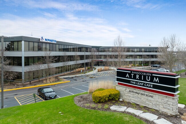 Plus de détails pour 2275 Half Day Rd, Bannockburn, IL - Bureau à vendre