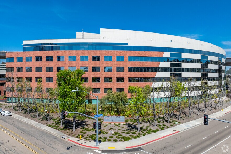 8954 Rio San Diego Dr, San Diego, CA à louer - Photo du bâtiment - Image 2 de 5