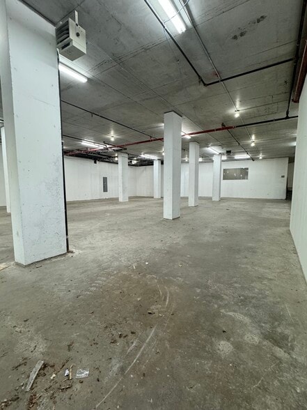 5124 Roosevelt Ave, Woodside, NY for lease - Interior Photo - Image 3 of 5