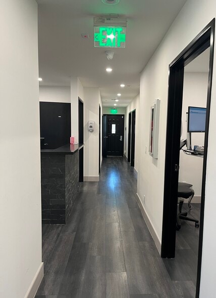 17970 Sierra Hwy, Canyon Country, CA à louer - Photo du bâtiment - Image 2 de 16