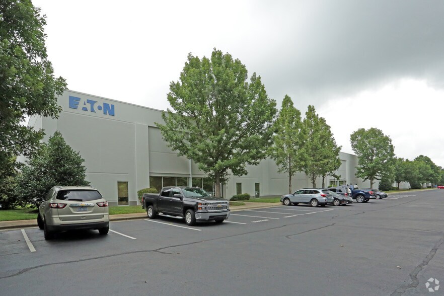 9200 Globe Center Dr, Morrisville, NC for lease - Building Photo - Image 2 of 9
