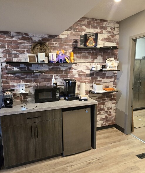 424 Victoria Av E, Regina, SK for sale - Interior Photo - Image 2 of 8