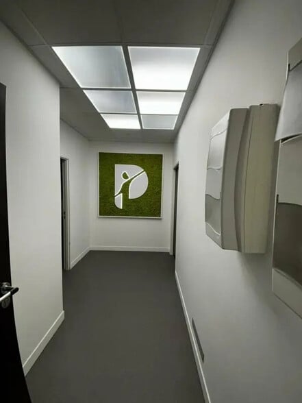 Office in Reims for lease - Interior Photo - Image 2 of 8