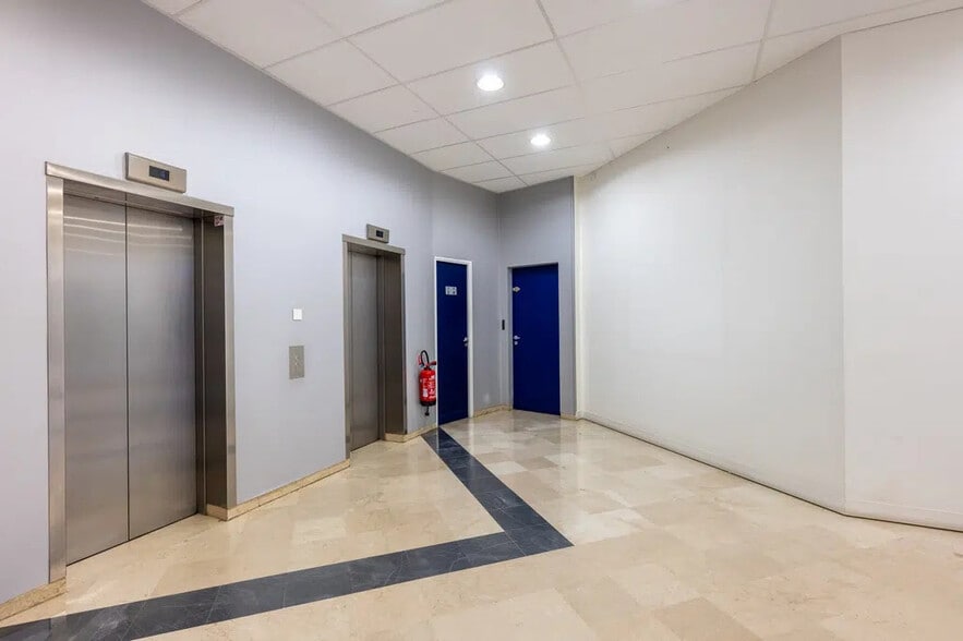 Office in Gentilly for sale - Lobby - Image 3 of 10