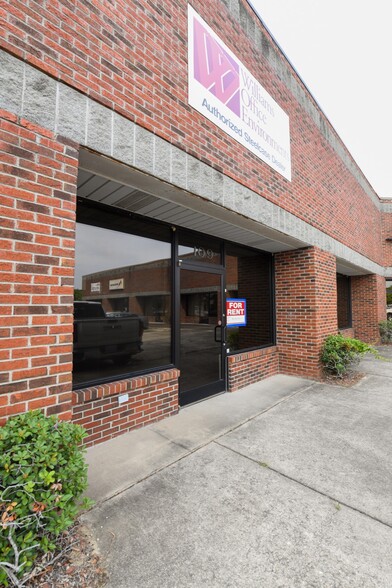 409 Chicago Dr, Fayetteville, NC for lease - Building Photo - Image 3 of 18
