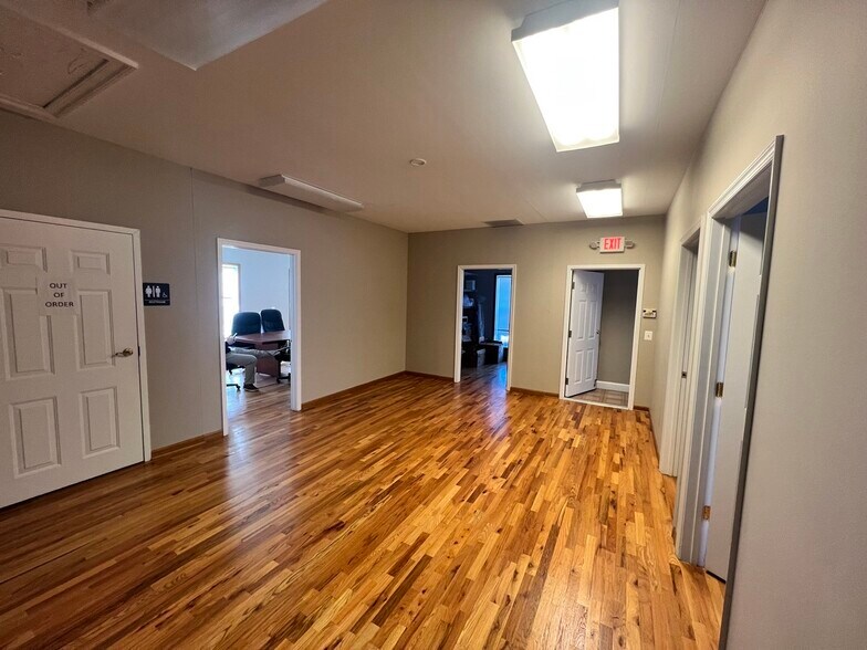 4135 Old Town Rd, Huntingtown, MD for lease - Interior Photo - Image 3 of 8