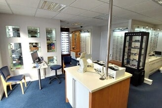 5 Streatfield House, Alvescot Road, Carterton for lease Interior Photo- Image 2 of 4