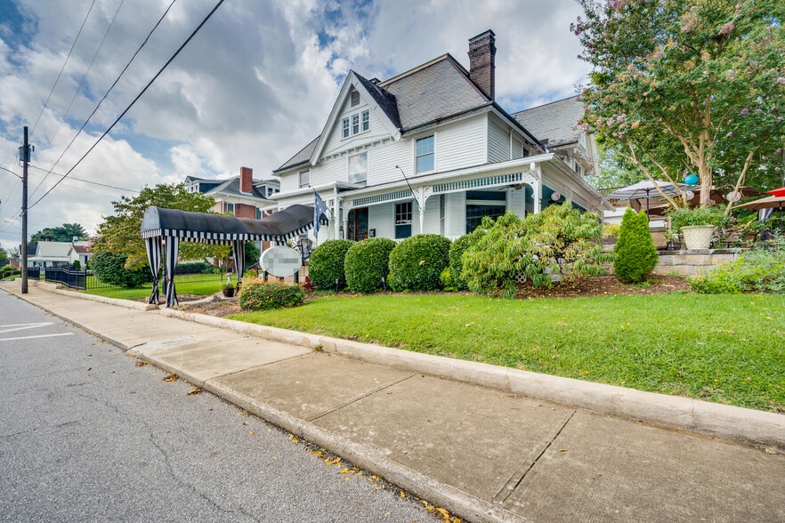 412 6th St, Bristol, TN à vendre - Photo du bâtiment - Image 2 de 58