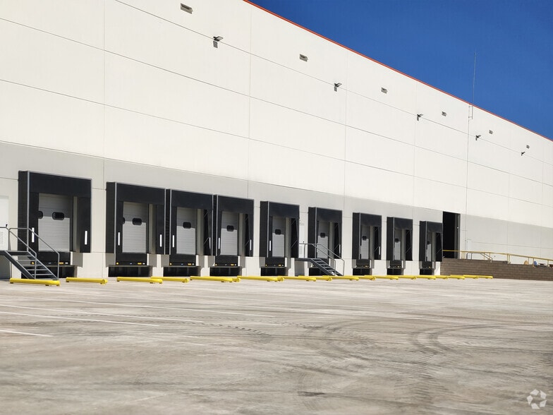 Industrial in Alovera, Guadalajara for lease - Primary Photo - Image 1 of 9